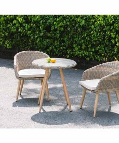 ban-ghe-ngoai-troi-moment