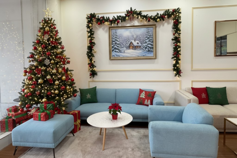 Không gian phòng khách hiện đại với sofa xanh nhạt, nổi bật trang trí Giáng Sinh cùng cây thông và phụ kiện Noel rực rỡ, mang đến cảm giác ấm áp và tươi mới.