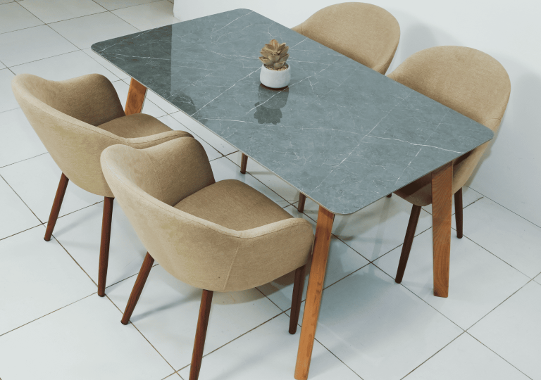 Bàn ăn mặt đá Hilton chân gỗ, phối ghế ăn bọc vải màu be sang trọng
