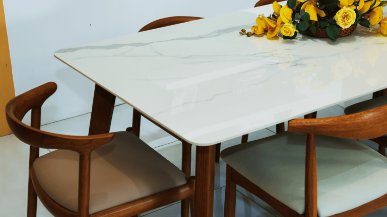 Chi tiết bàn ăn mặt đá Hilton màu trắng vân mây, bo cạnh mềm mại, chân gỗ tự nhiên kết hợp ghế ăn gỗ cong bọc nệm, phù hợp không gian phòng ăn hiện đại.
